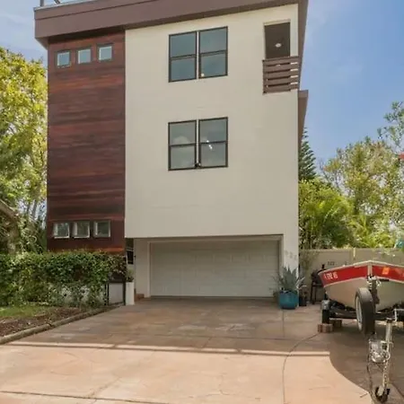 3 Bedroom Duplex House, Close To Beach & Downtown!